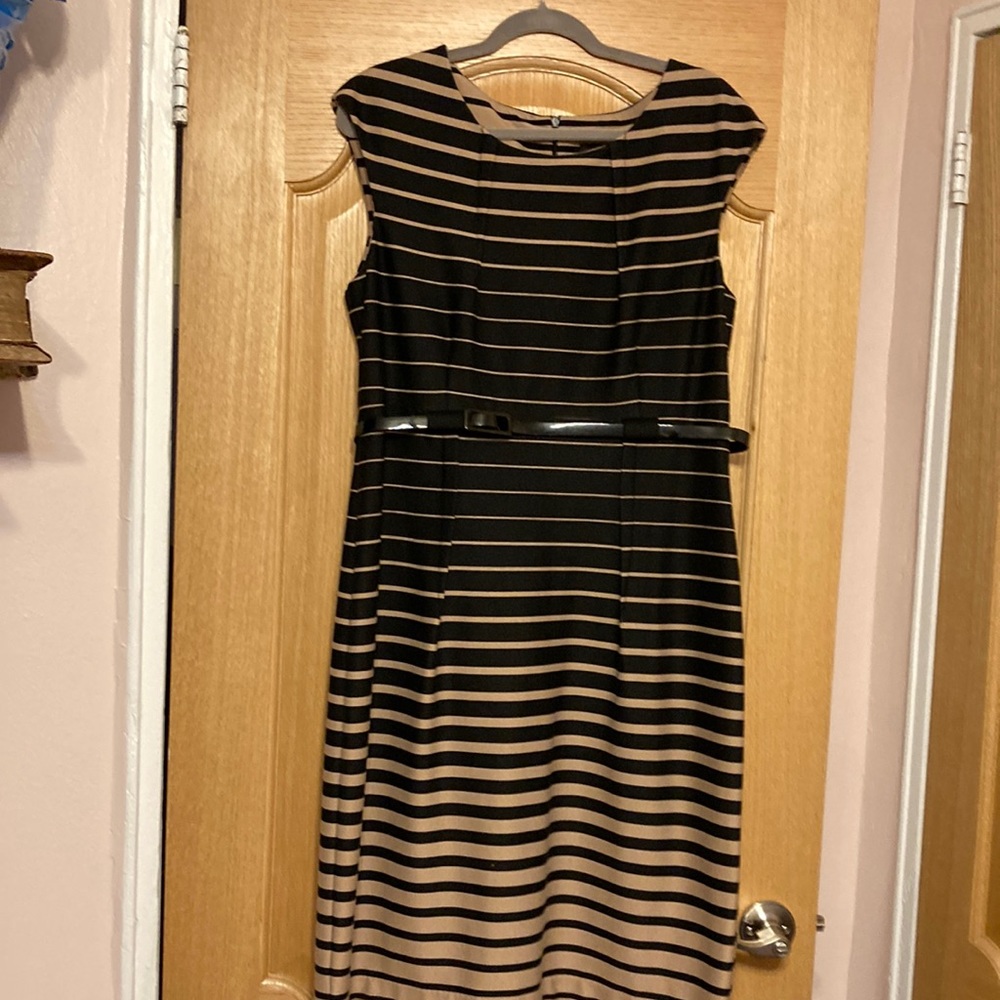 Women dress. Size 16. Back zipper closure.Unlined.Crewneck.